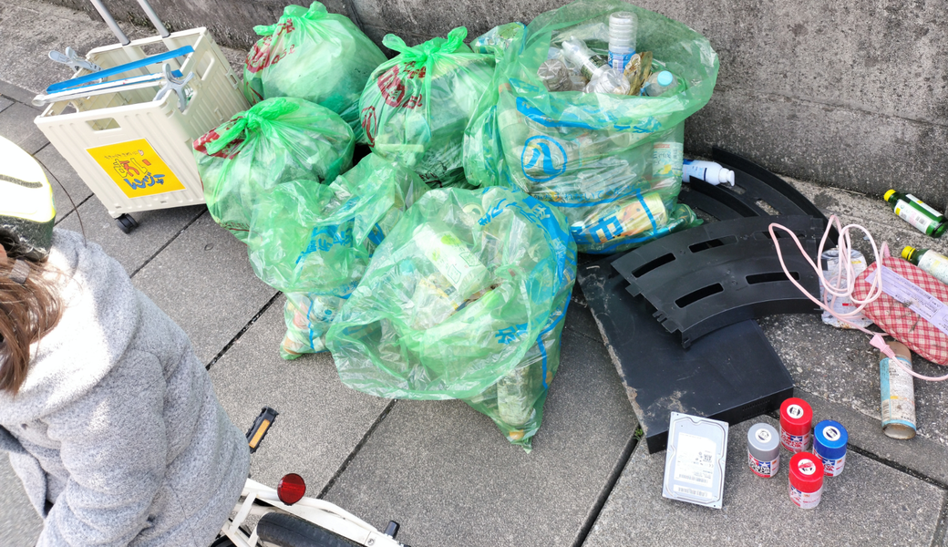 名古屋の堤防沿い排水溝でのゴミ拾い